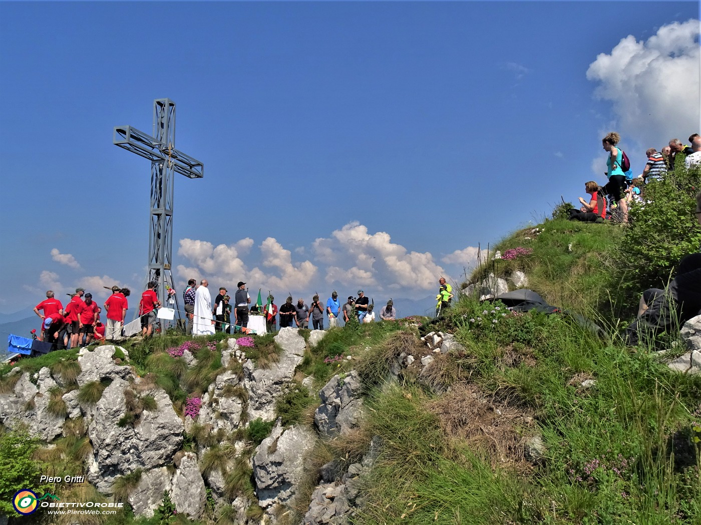 51 S. Messa per i Caduti della montagna alla croce di vetta della Cornagera.JPG